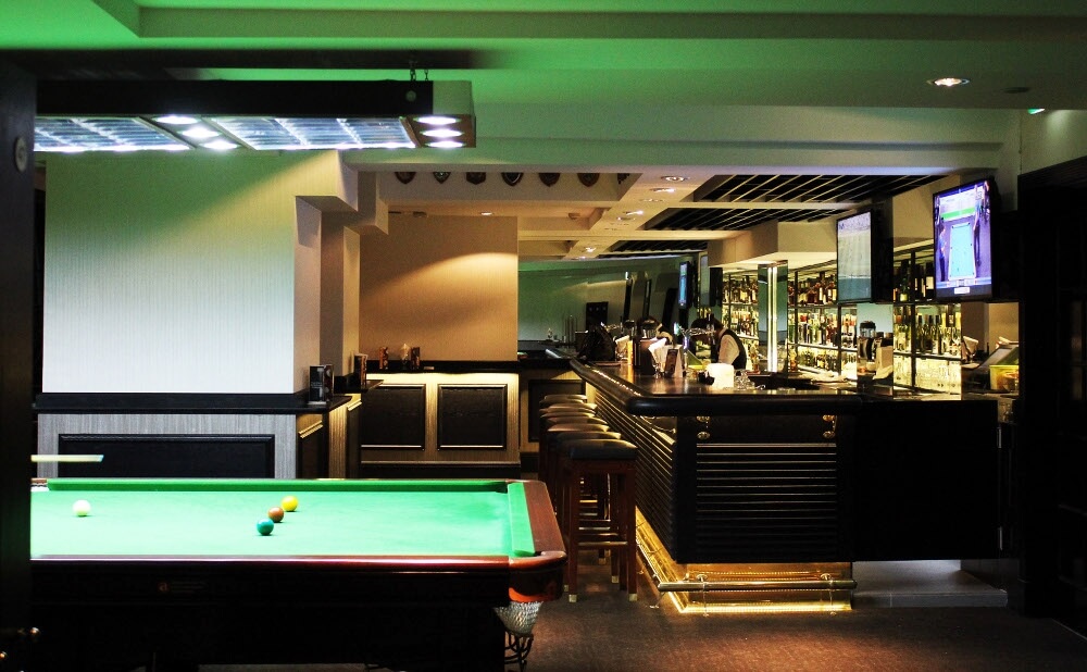 MEN'S BAR/GAMES ROOM